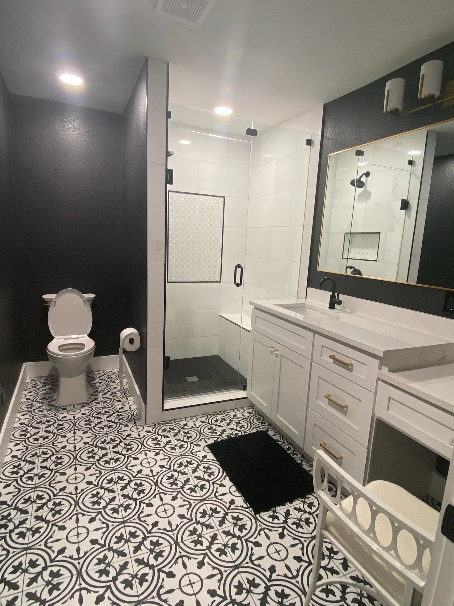 Black and White Bathroom Design
